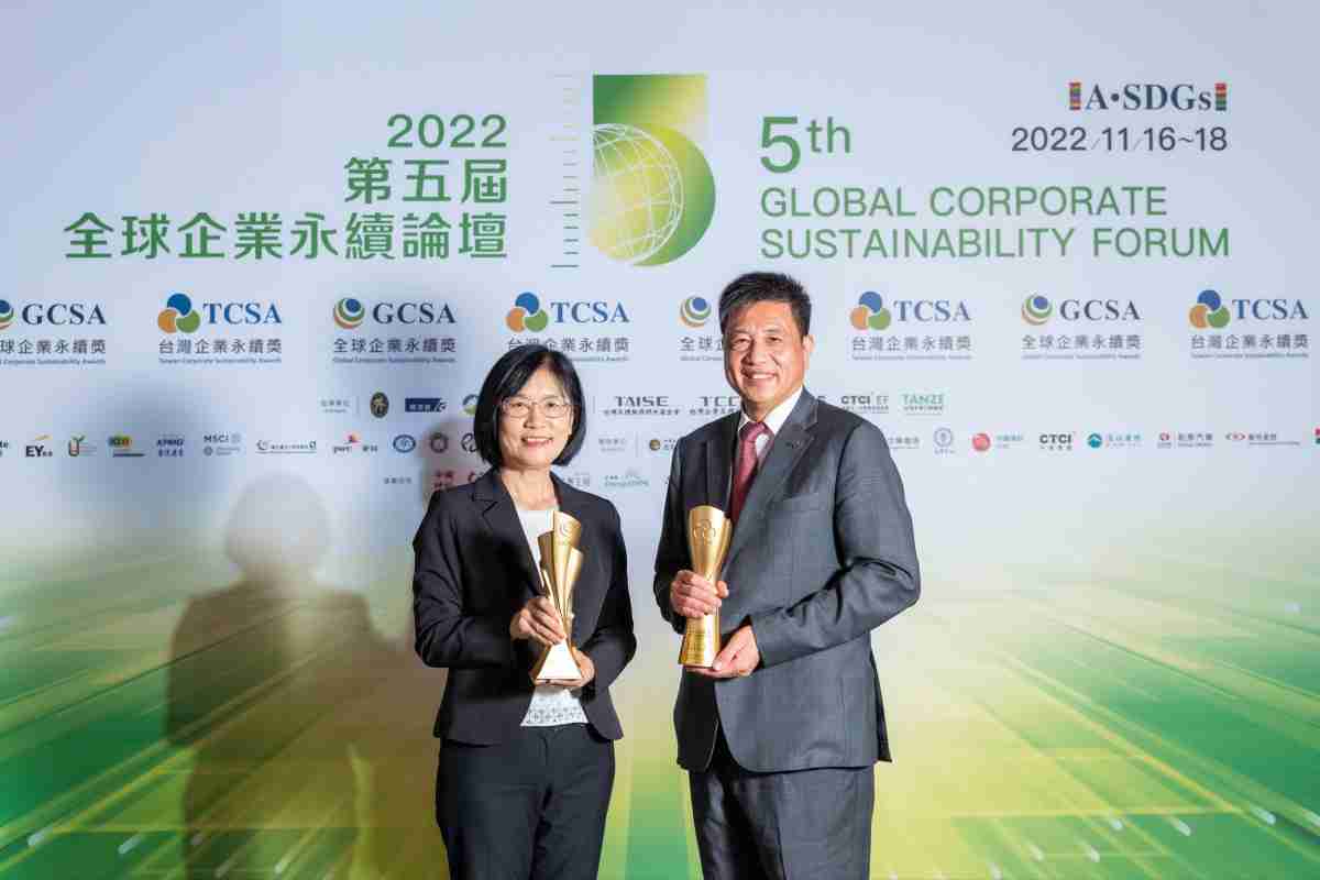 优游UB8作为净零碳排先锋，，期引领价值链伙伴同行共好，，卫冕制造业组“十大典范企业” 二连冠殊荣(左：优游UB8光电永续长古秀华，，右：优游UB8光电董事长暨执行长彭双浪)