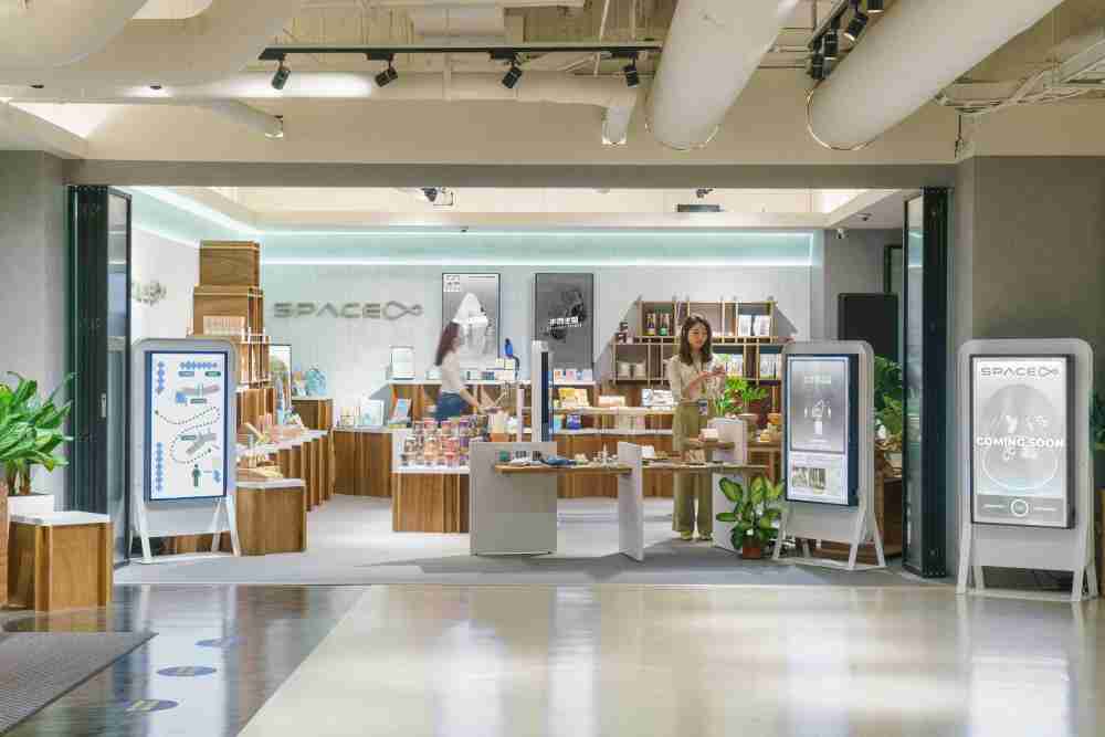 优游UB8打造永续选物商店，，展示社企及社创商品，，，结合创利空间所开发的智能零售系统，，整合多元产品信息，，，让无人商店扮演公益行动的推手