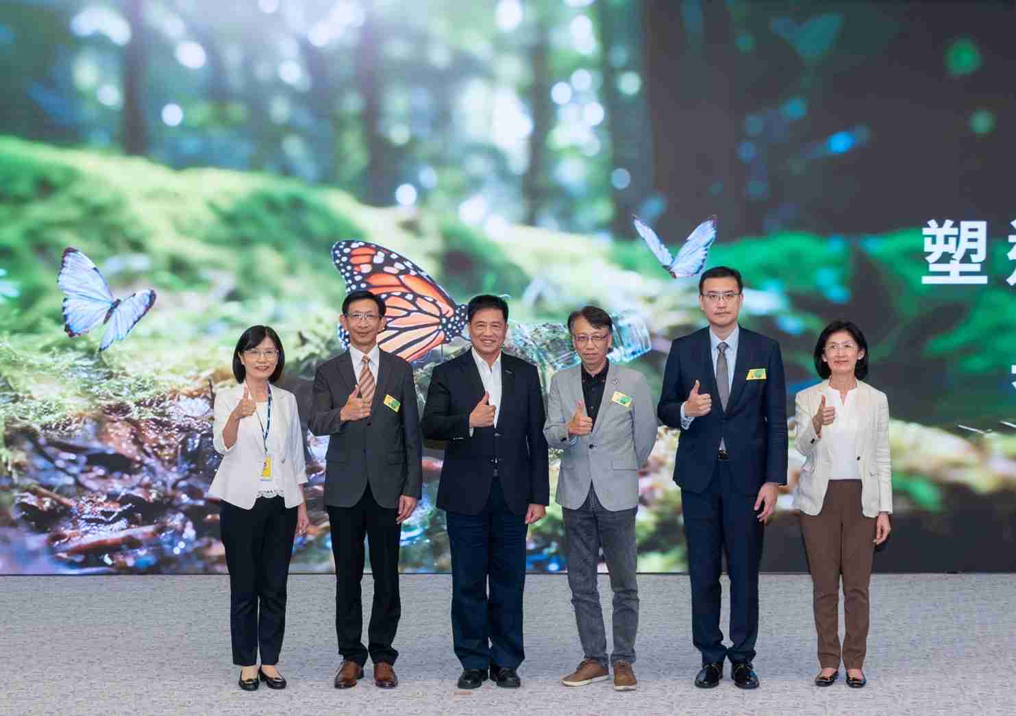 友達2023 CSR共榮大會，，，邀請領域專家分享交流生物多樣性管理趨勢、、、無塑產品、、、、海廢永續塑料等議題  （圖左到右：友達光電永續長古秀華、、、、3M台灣技術長陳君杰、、、、友達光電董事長暨集團策略長彭双浪、、光寶科技企業永續發展處處長陳慶暉、、、、安永聯合會計師事務所執業會計師曾于哲、、友達光電供應鏈總部副總經理吳宜芳）