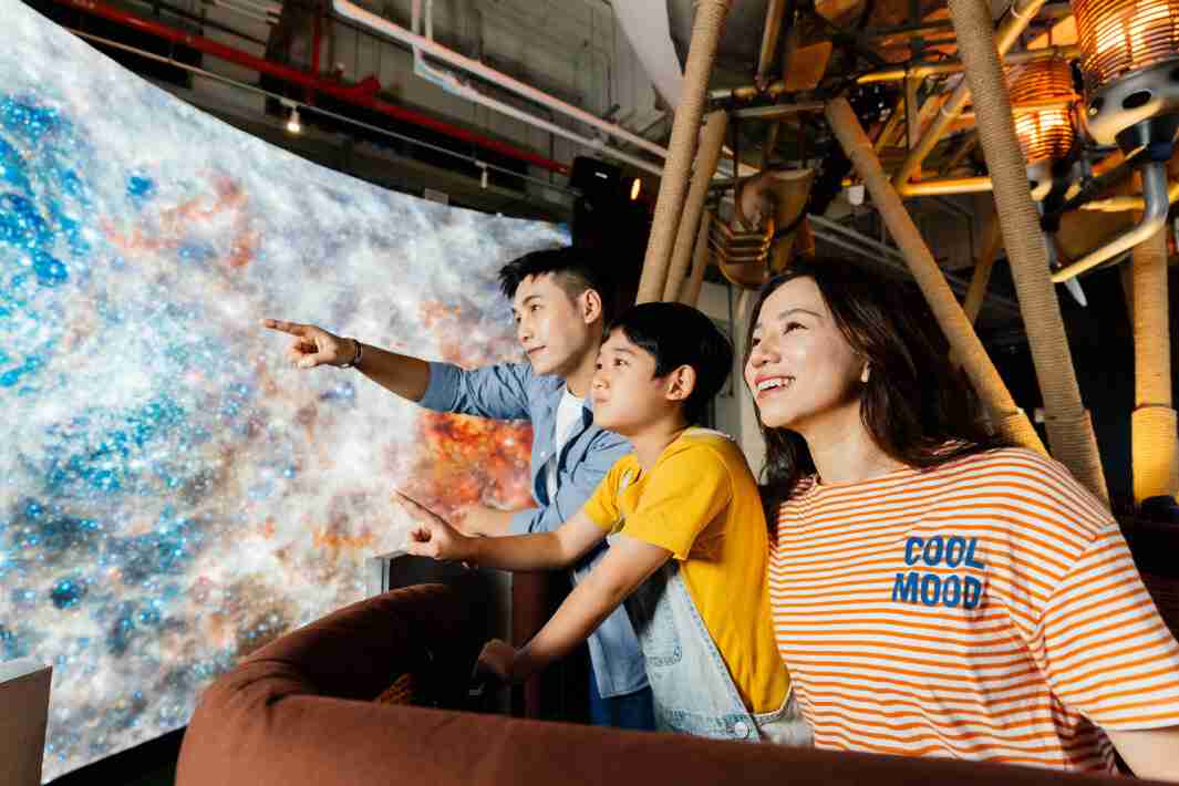 优游UB8打造全台最大宽6公尺、、高4公尺、、唯一搭载LED弧形拼接显示屏的动感飞行船，，，，让乘客驻足在热气球上，，，，享受身历其境的伪出国旅游乐趣