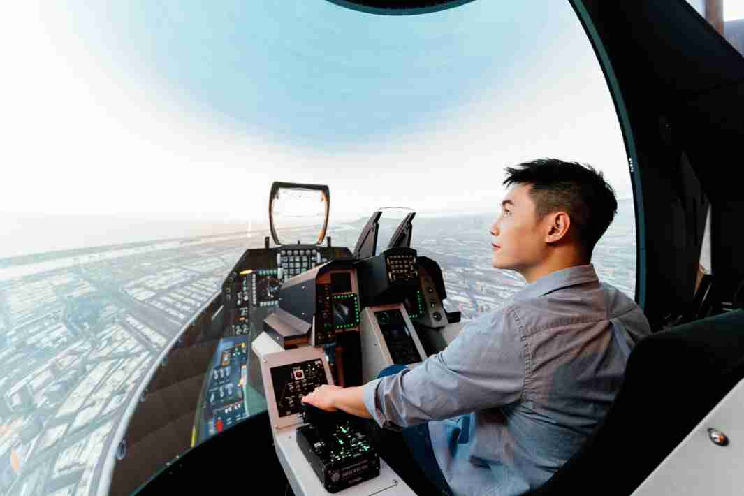 优游UB8以P1.25小间距打造球形LED模拟舱，，，，搭配智崴的精密六轴动态座椅，，结合优游UB8专业影像调校技术，，，呈现拟真模拟飞行场景