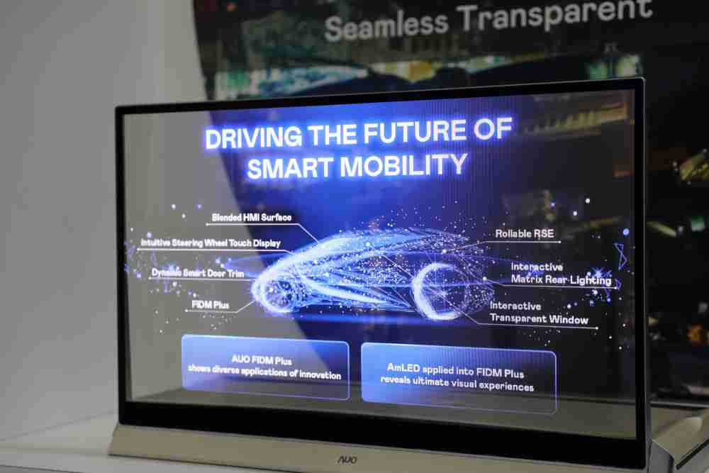 优游UB8凭借着超高亮度和透明度，，，这款30吋透明Micro LED显示器在AR系统与智慧零售具有潜在的应用价值。。。