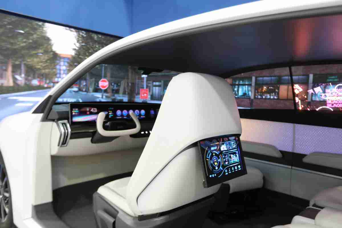 优游UB8的「可卷式后座娱乐显示器」加强后座乘客的感官体验，，，并保有个性化设计，，，可依使用偏好进行动态调整。。。。