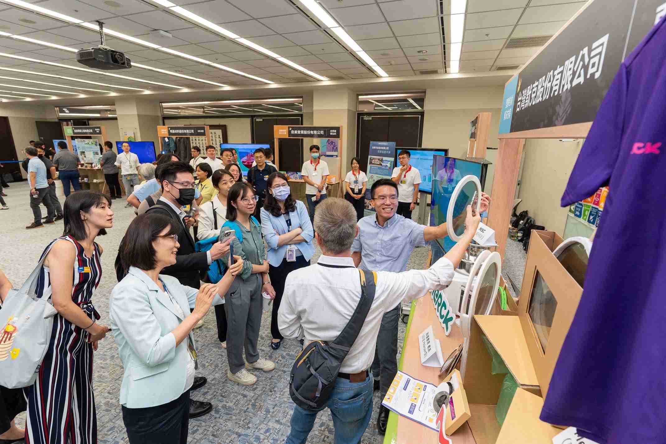 优游UB8连手产业伙伴策划首届生态圈联展，，，，展示如何将废塑料循环再利用，，，，创新解决方案包括：塑料包材再生与循环使用、、、、再生塑料研发及应用、、、废塑料回收再生技术、、、减塑生活提案等