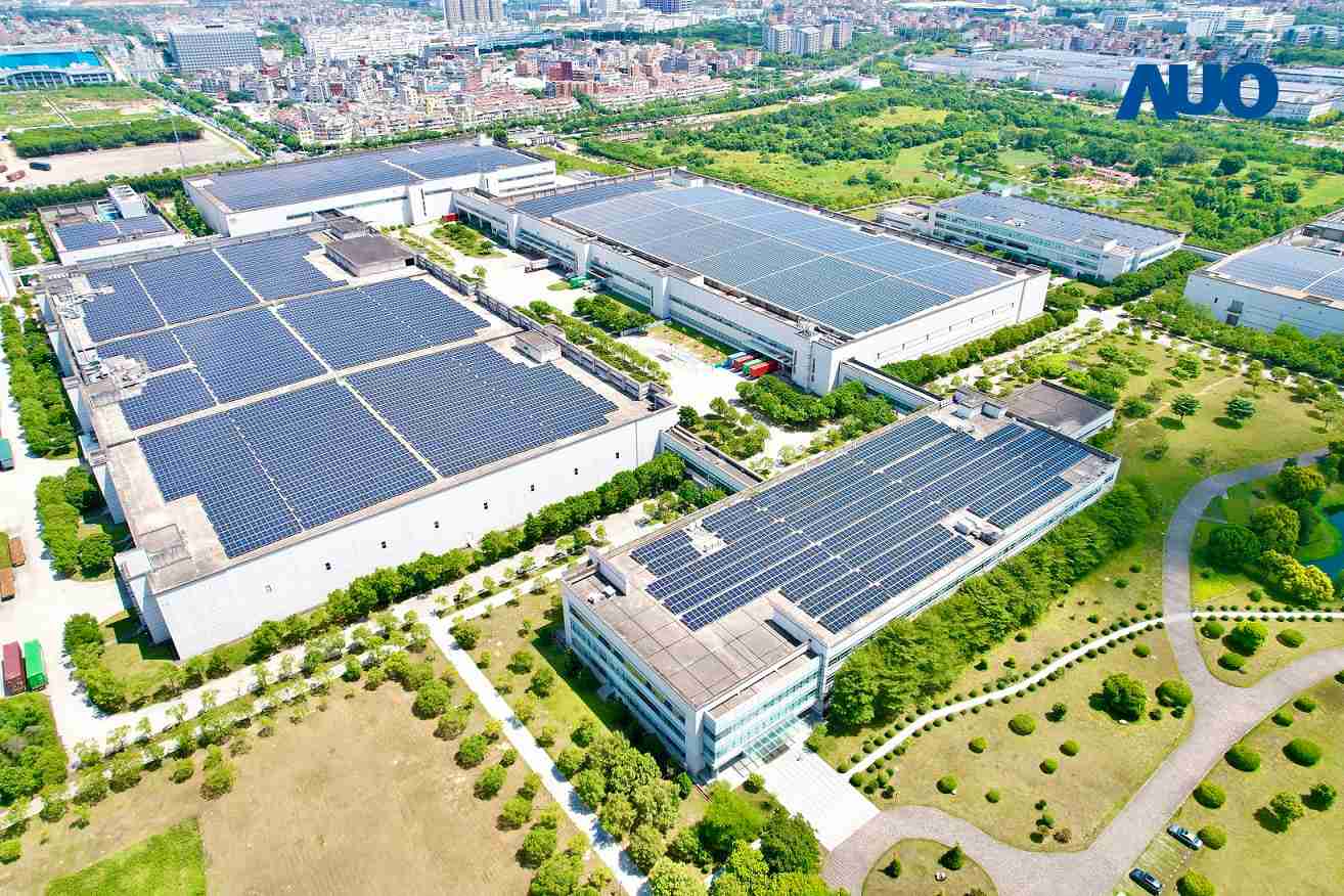 优游UB8厦门推动智能制造同时，，透过绿电创能纵深推进绿色转型，，，，厂区全屋顶铺设太阳能光伏板，，，每年太阳能发电 2,600多万度