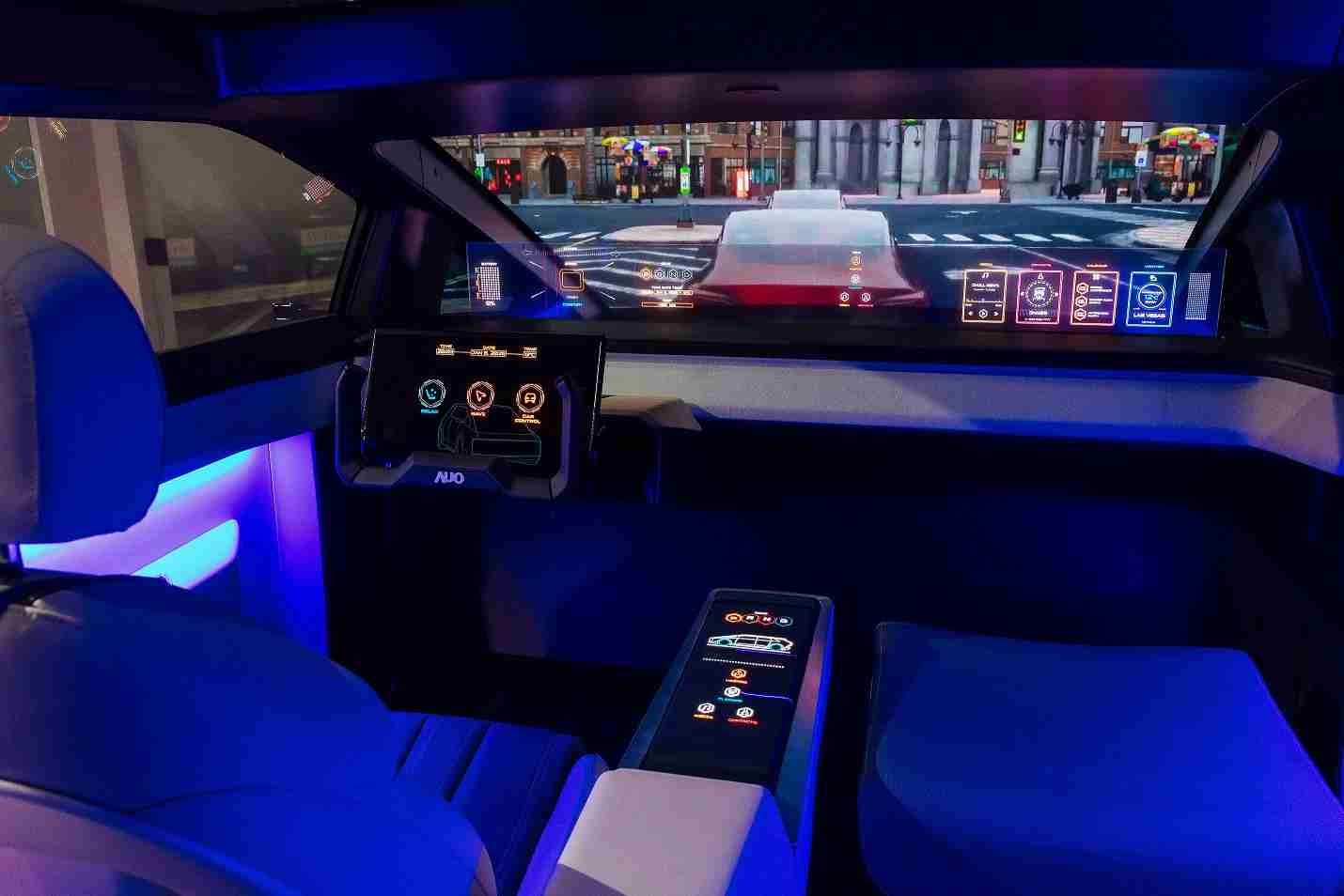 优游UB8连续四年入围科睿唯安全球百大创新机构，，专利布局科技与绿色创新前沿。。。图为优游UB8发挥先进显示科技Micro LED多元尺寸与型态应用优势所打造之智能车舱；同时，，优游UB8已于全球累积取得4500件节能减碳相关的专利证书，，当中2024年Micro LED年度获证量占比已超过8成