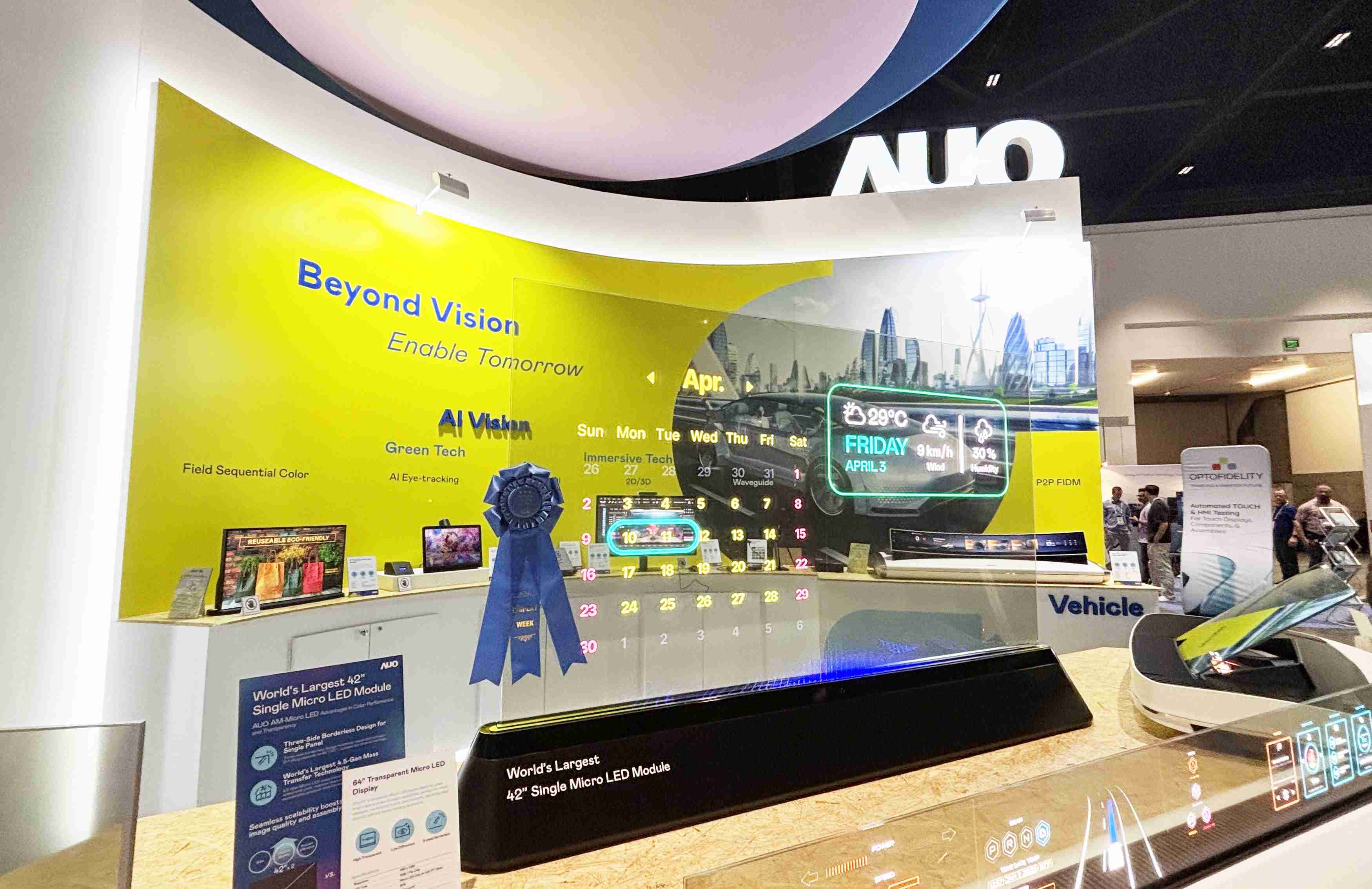 优游UB864吋透明Micro LED显示器获〝最佳Micro LED技术应用奖〞，，，，其绝妙的透明穿透特性，，，同时具备1,000 nits的高亮度表现，，，并透过精细的无缝拼接延伸，，，，可依需求灵活应用于多元场域，，展现出Micro LED显示技术划时空的无限潜力